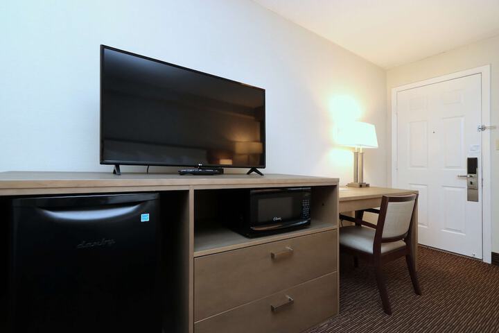 1 King Bed Larger Room Work Desk Microwave and Refrigerator WiFi Continental Breakfast (9 of 14)