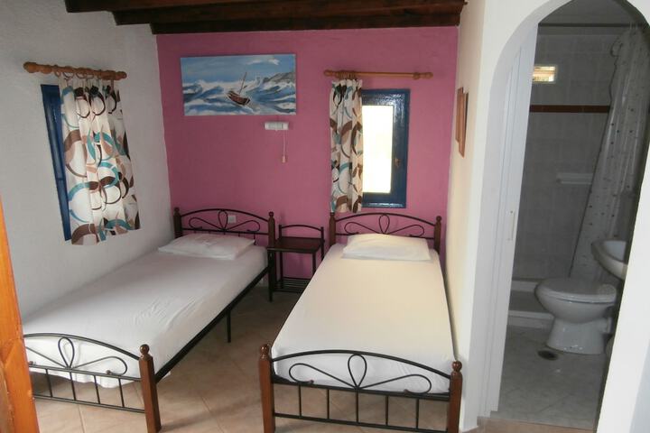 Room 6 of 76