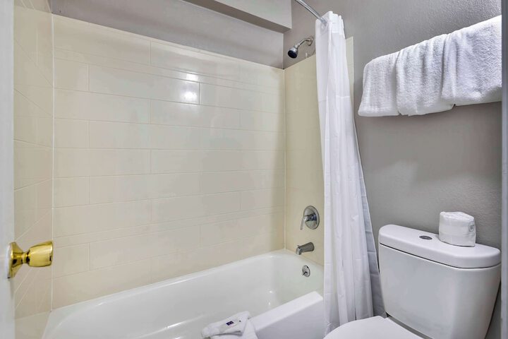 1 Queen Bed Kitchen (6 of 18)
