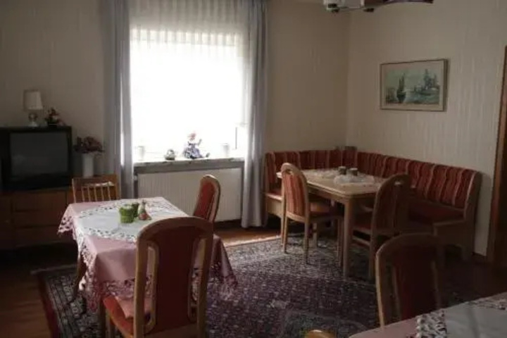 Dining 10 of 12