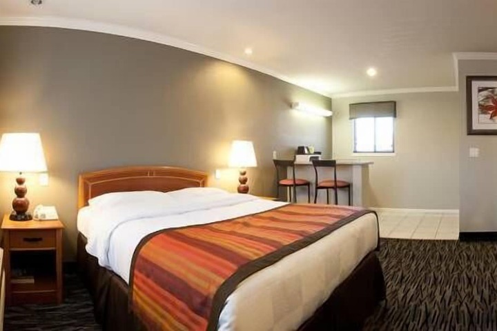 1 Queen Bed (7 of 16)