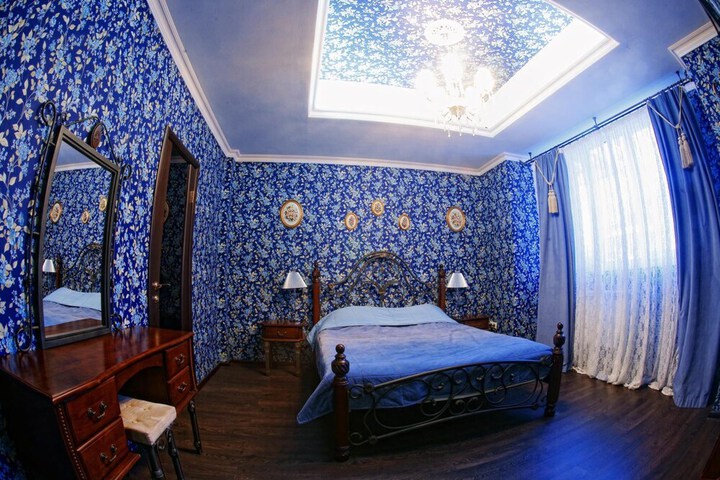 Room 11 of 32