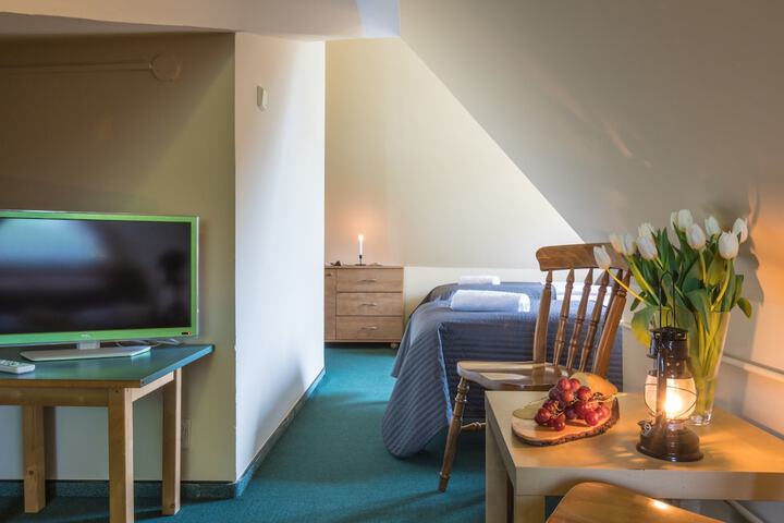Room 8 of 180