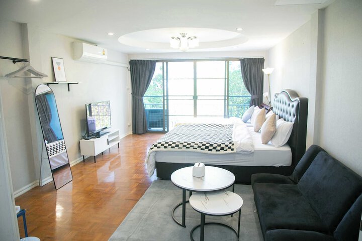 Room 9 of 18