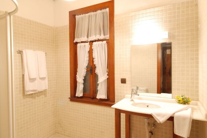 Room 8 of 16