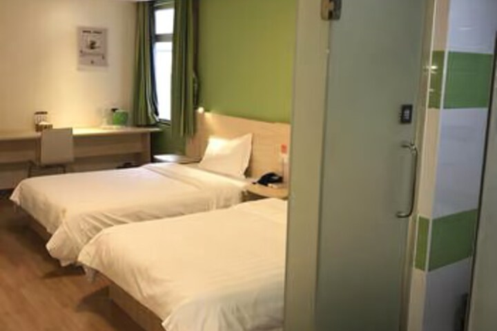 Room 5 of 8