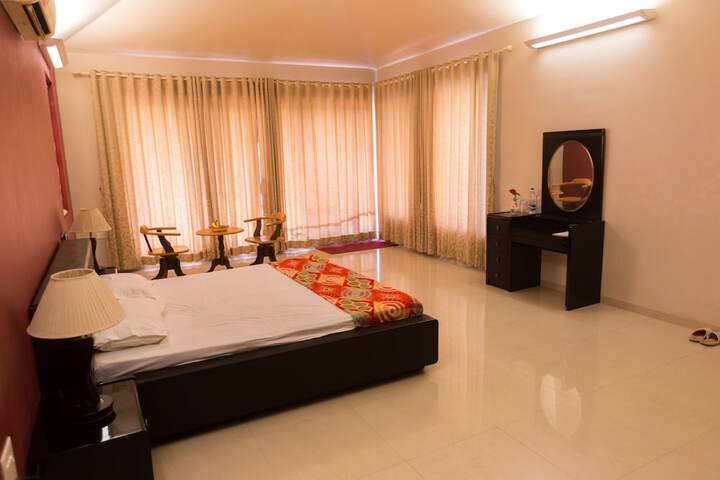 Room 6 of 102