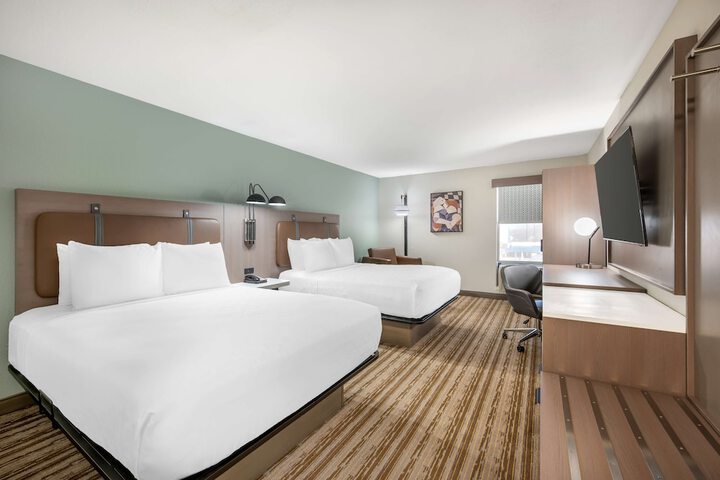 2 Queen Beds Work Desk Lounge Chair Microwave and Refrigerator WiFi Full Breakfast (1 of 4)