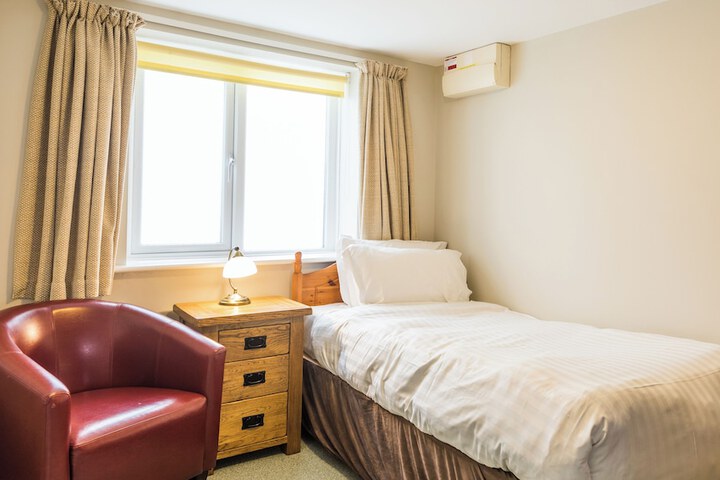 Room 12 of 36