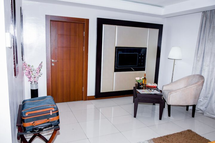 Room 27 of 48