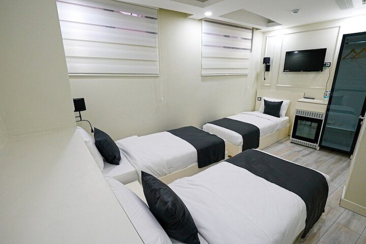 Room 6 of 11