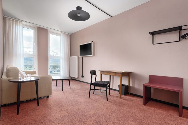 Room 7 of 25