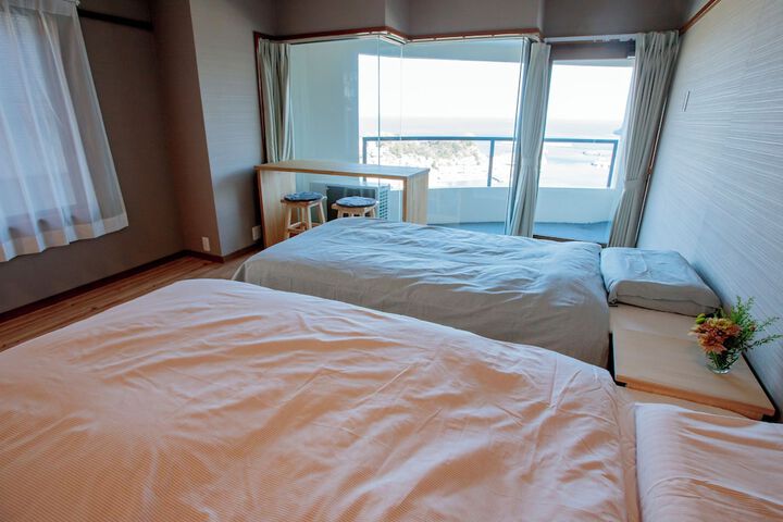 Room 4 of 18