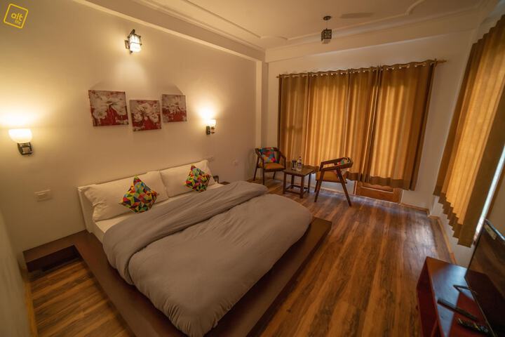 Room 4 of 80