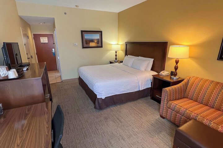 1 King Bed (2 of 9)