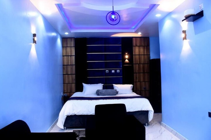 Room 15 of 48