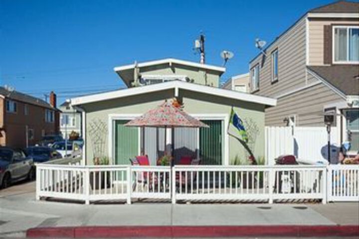 Exterior of 32nd St. a 68355 by RedAwning
