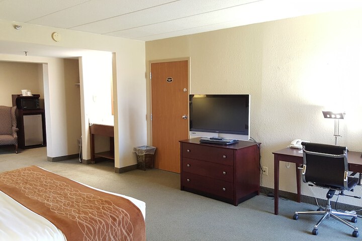1 King Bed (4 of 16)