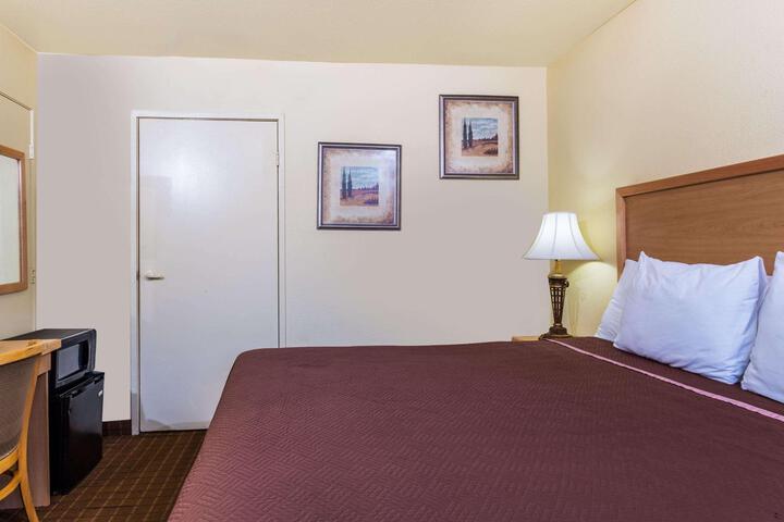 King Room with Roll in Shower Disability Accessible (3 of 7)