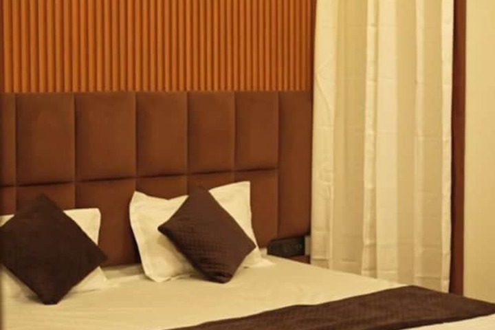 Room 4 of 8