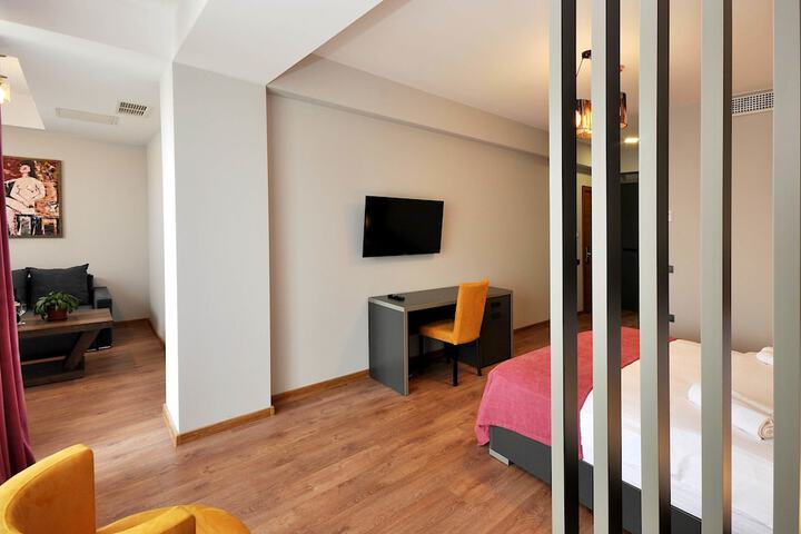 Room 8 of 34