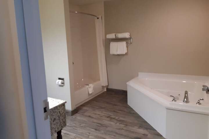 1 King Bed Mobility Accessible Communication Assistance Roll in Shower Full Breakfast (6 of 13)