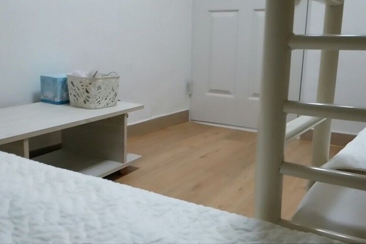 Room 4 of 32