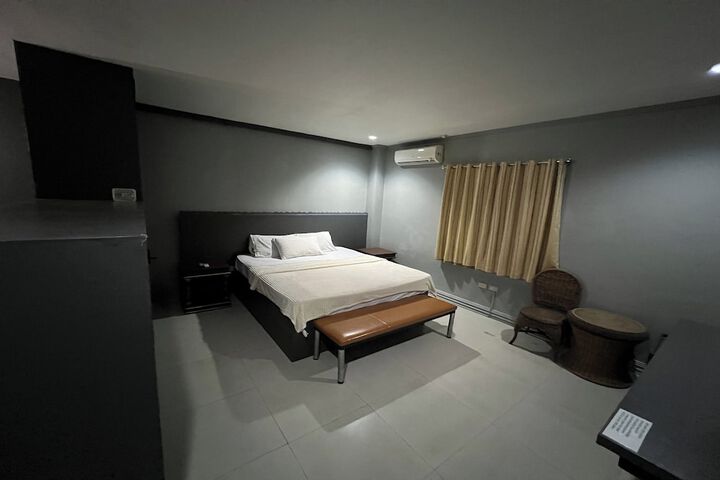Room 10 of 28