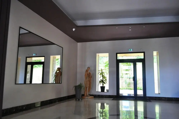 Room 8 of 12