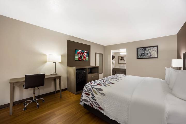 Deluxe King Bed (6 of 20)