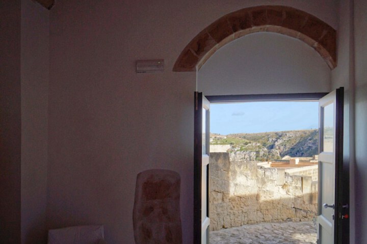 Room 6 of 28