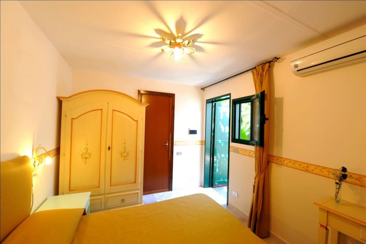 Room 9 of 37
