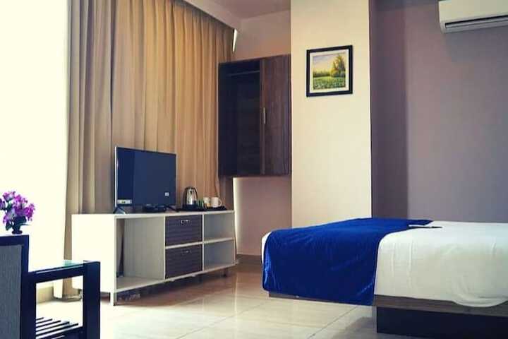 Room 10 of 29
