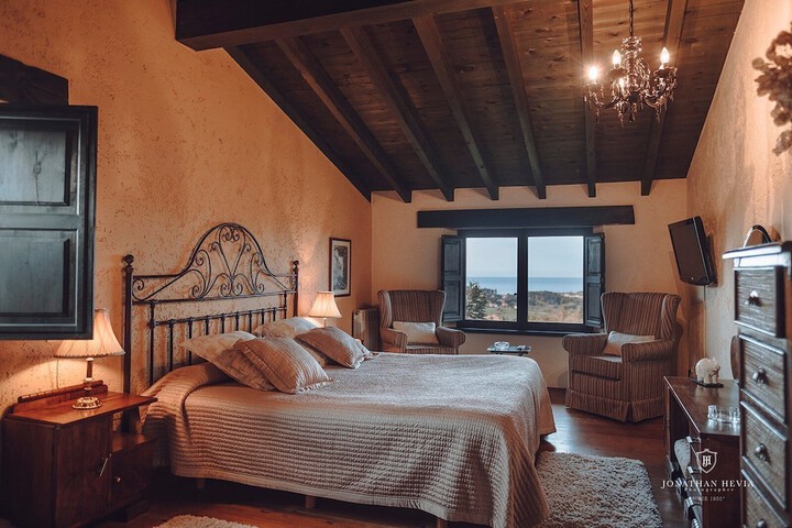 Room 6 of 80