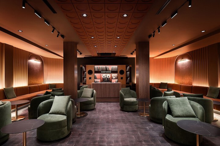 Lounge 10 of 14