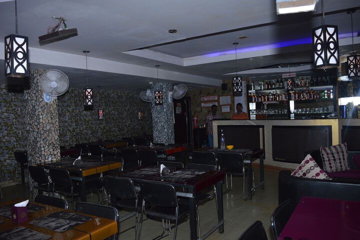 Lounge 19 of 23