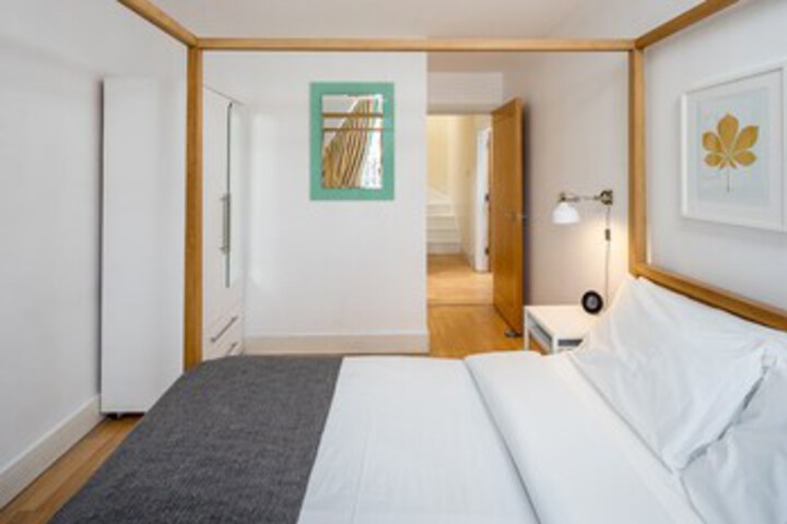 Room 10 of 16