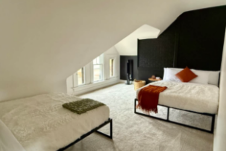 Room 9 of 10