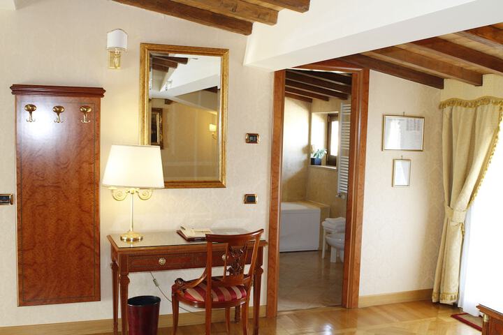 Room 32 of 73