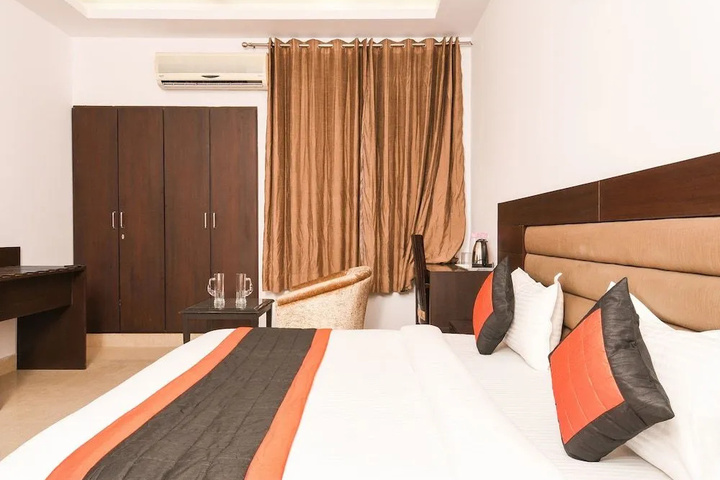 Room 4 of 8