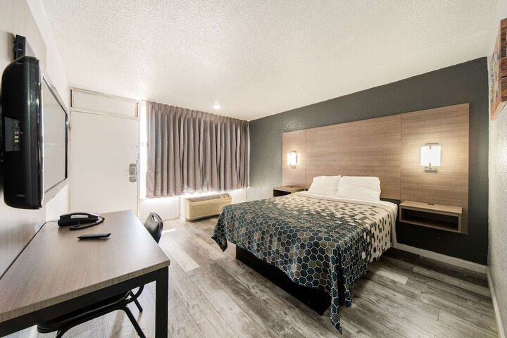 1 Queen Bed (7 of 27)