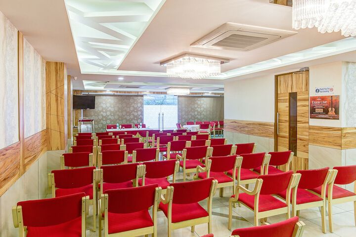 Ballroom/Hall 25 of 31