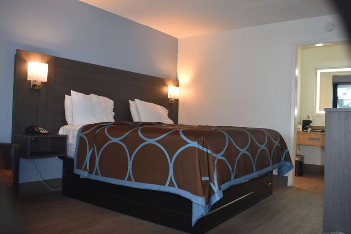 1 King Bed | (3 of 7)