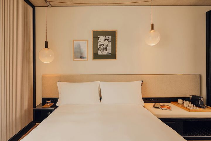 Room 19 of 102