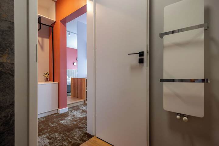 Room 7 of 18