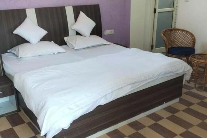 Room 4 of 8