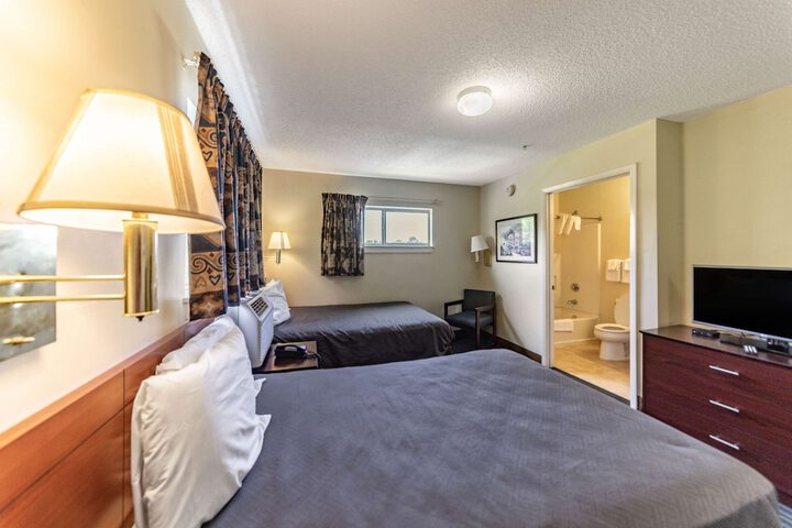 1 Queen Bed Kitchen (4 of 12)