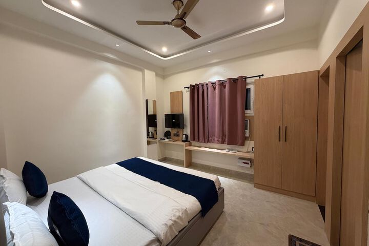 Room 8 of 16