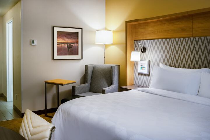 1 King Bed (6 of 17)