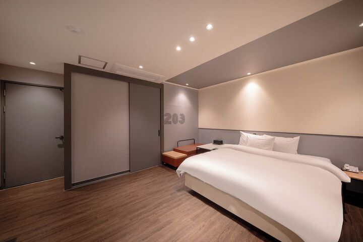 Room 11 of 19